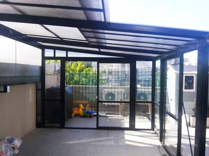 Cerramiento vidriado integral con puertas corredizas en quincho