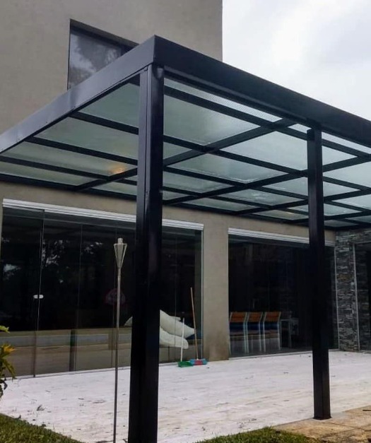 Cerramiento perimetral de quincho con puertas ventana de aluminio negro