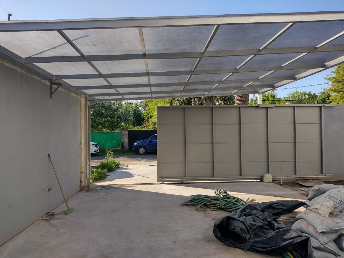 Cochera con cubierta de aluminio traslúcido y portón corredizo