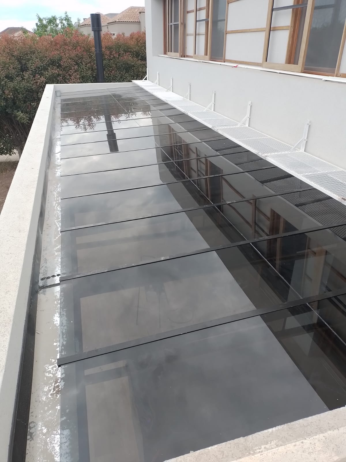Techo corredizo tonalizado en patio de vivienda moderna