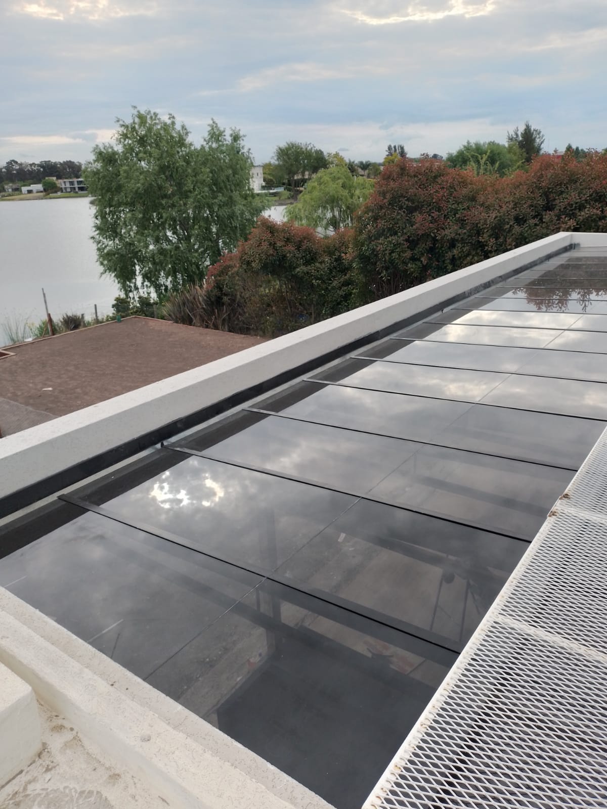 Techo corredizo con placas de vidrio y perfilería de aluminio negro